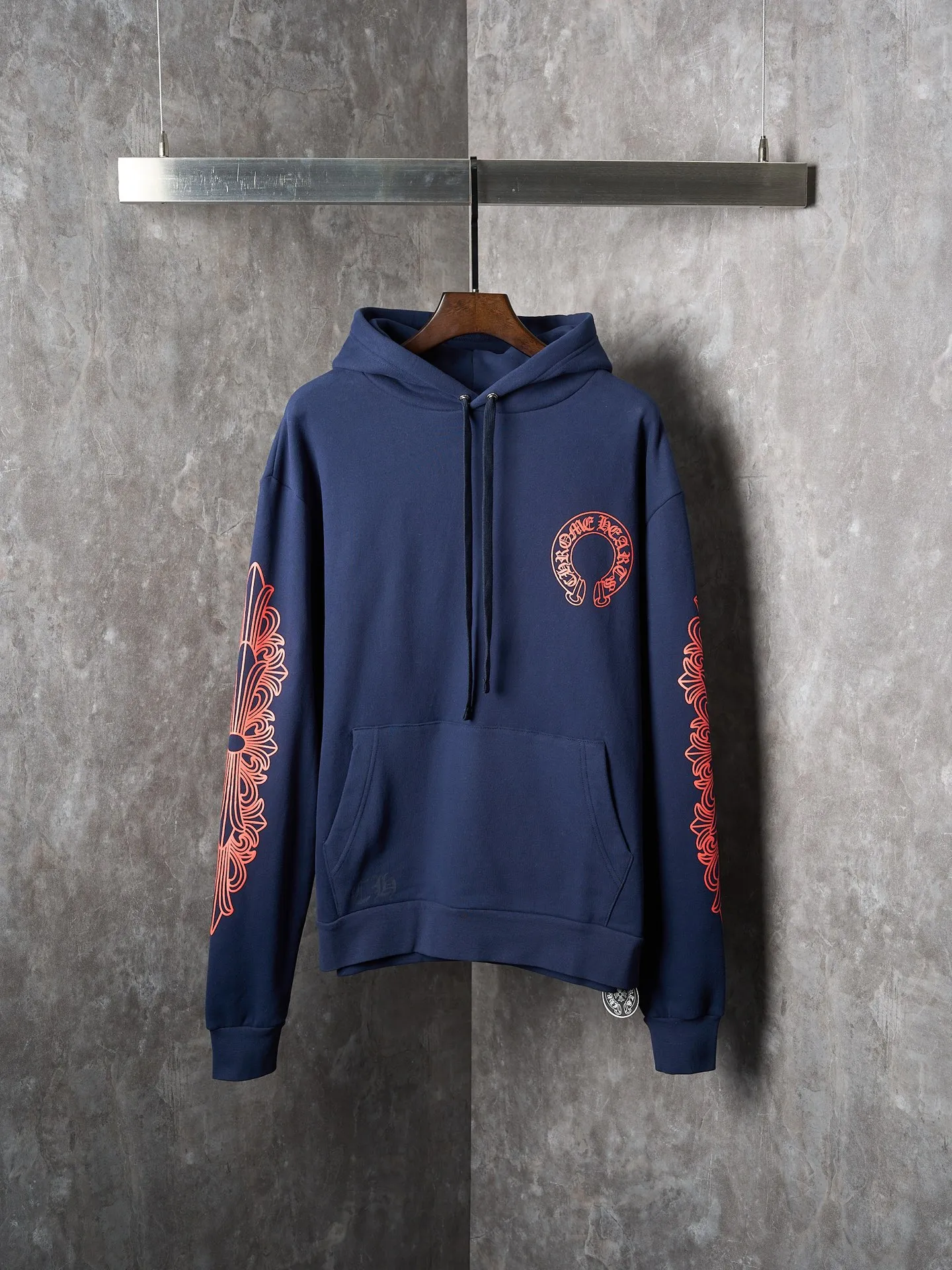P420 Physical auction】Chrome Hearts/Chrome Heart red horseshoe print hooded sweatshirt [Ready stock] S M L A rebellious ceremony about wearing and performing. Adopt glue printing. The printing has been modified three times by the film screen. Use glue liquid paint to print the pattern on the fabric. Bake the fabric to fix the printed pattern. The fabrics have been washed and have a better hand feel. Not easy to deform, not easy to shrink, not easy to fade. Maintain long-term beauty and loose fit.